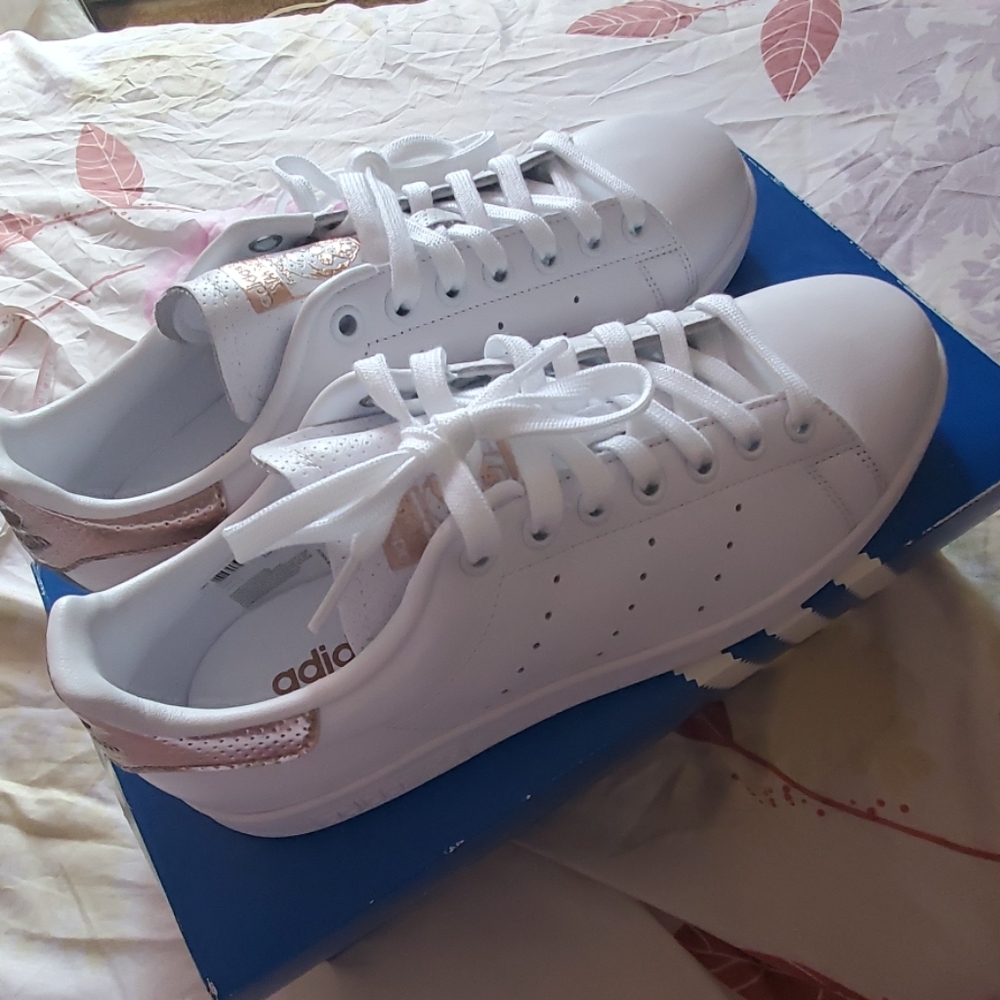 Adidas stands Smith Rose gold sneaker